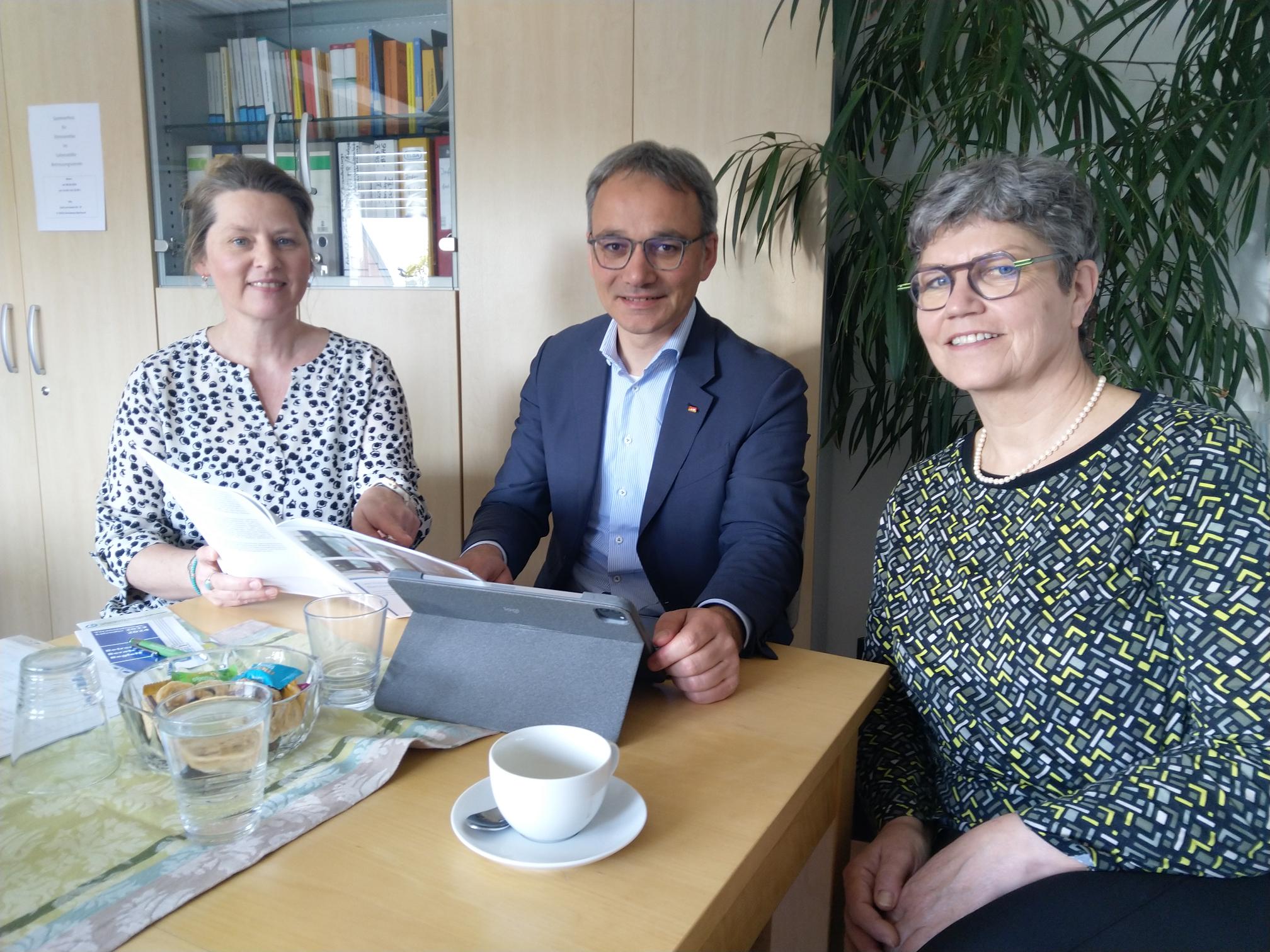 Anke Gebler-Bock (li.) und Andrea Schwarz geben Wilfried Oellers MdB Einblicke in die Arbeit des Lebenshilfe Betreuungsvereins